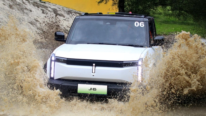 Fitur Water Wading dan Ground Clearance Tinggi Jadi Andalan Chery J6 & J6T Hadapi Cuaca Ekstrim seperti Curah Hujan Tinggi